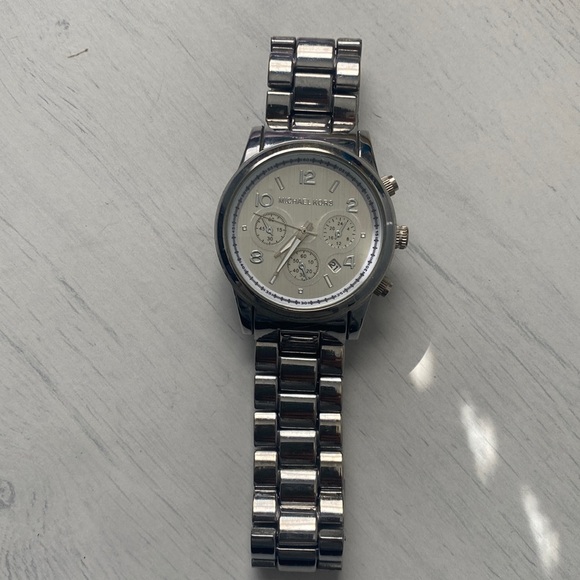 MICHAEL KORS SILVER WATCH - Picture 1 of 5